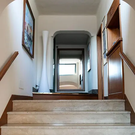 Rex شقة فندقية 3*
